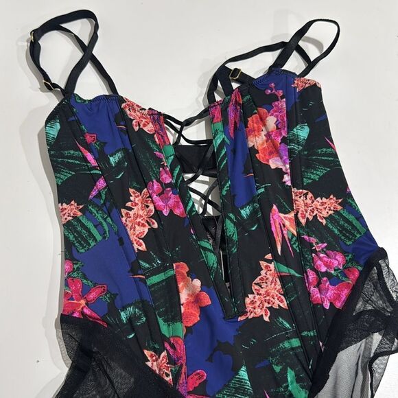 VICTORIA’S SECRET VERY SEXY NWT
LACE-UP CORSET TEDDY - Picture 3 of 5